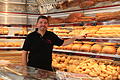 Marc Scheller aus Hammelburg verkauft in seiner Bäckerei Schwab selbstgemachte Backwaren. Damit ist er einer der wenigen, der das Handwerk noch ohne große Hilfe von Maschinen ausübt.       -  Marc Scheller aus Hammelburg verkauft in seiner Bäckerei Schwab selbstgemachte Backwaren. Damit ist er einer der wenigen, der das Handwerk noch ohne große Hilfe von Maschinen ausübt.