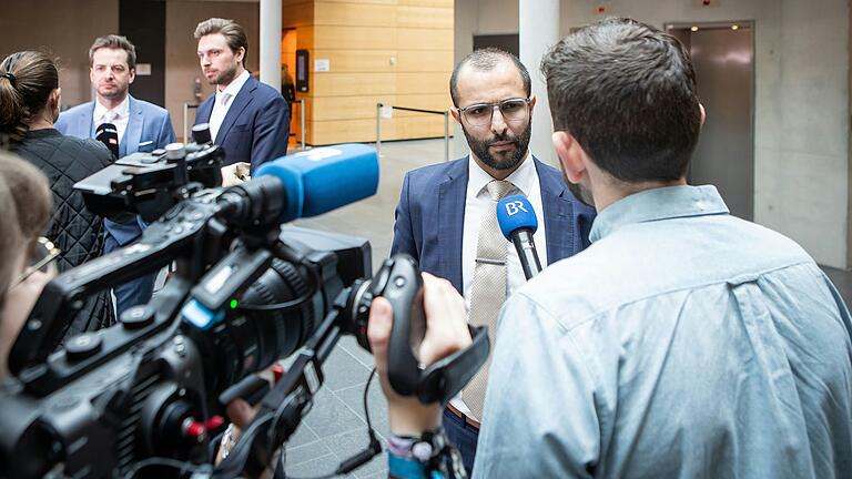 Großes Medieninteresse am Prozess um Mord an einem 14-Jährigen in Lohr: Der Würzburger Verteidiger Roj Kahlaf bleibt Anwalt des Angeklagten. Die Rechtsanwälte Alexander Stevens und Johannes Makepeace (links hinten) sind nicht mehr dabei. Großes Medieninteresse am Prozess um Mord an einem 14-Jährigen in Lohr: Der Würzburger Verteidiger Roj Kahlaf bleibt Anwalt des Angeklagten. Die Rechtsanwälte Alexander Stevens und Johannes Makepeace (links hinten) sind nicht mehr dabei. 