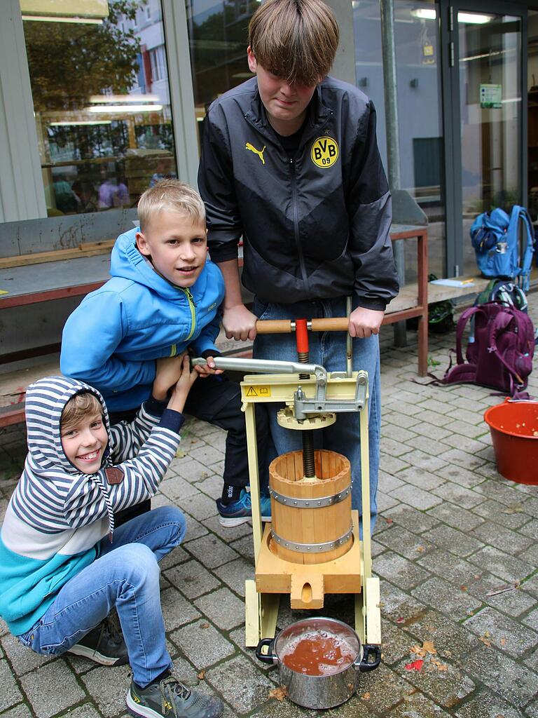 Ohne Muskelkraft wird es nichts mit dem frisch gepressten Apfelsaft. Ohne Muskelkraft wird es nichts mit dem frisch gepressten Apfelsaft.