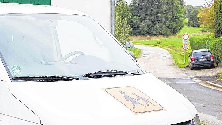 Abgelehnt: Die Gemeinde Kolitzheim will keinen Zuschuss für die Fahrten der Gernacher Kinder in den Kindergarten zahlen. Andere Kommunen finanzieren Kindergartenbusse, wie zum Beispiel die Gemeinde Biebelried, in der 2013 dieses Foto aufgenommen wurde. Abgelehnt: Die Gemeinde Kolitzheim will keinen Zuschuss für die Fahrten der Gernacher Kinder in den Kindergarten zahlen. Andere Kommunen finanzieren Kindergartenbusse, wie zum Beispiel die Gemeinde Biebelried, in der 2013 dieses Foto aufgenommen wurde.