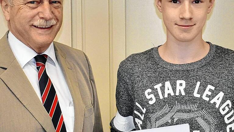 Andreas Graner ist fit in Mathematik. Oberstudiendirektor Josef Münster vom MGG Tauberbischofsheim freute sich mit dem Preisträger.