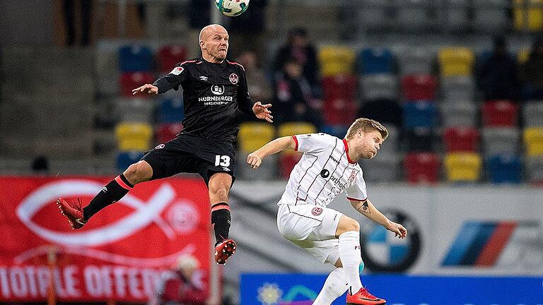 Fortuna Düsseldorf - 1. FC Nürnberg       -  Der Club obenauf: Nürnbergs Tobias Werner (links) setzt sich gegen Düsseldorfs Jean Zimmer durch.