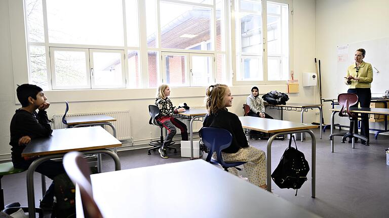 Einzeltische: In Dänemark sind die Schulen bereits wieder geöffnet. In Bayern sollen die ersten Rückkehrer ab 27. April in halbierten Klassen Abstand voneinander halten.&nbsp;