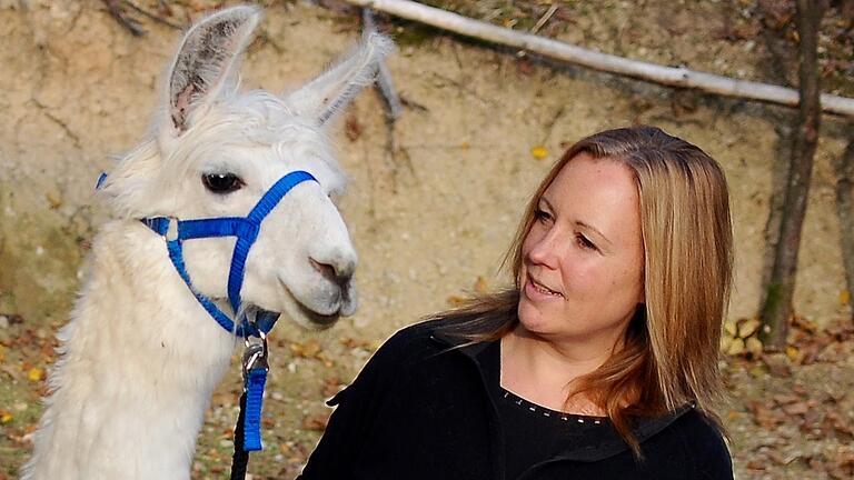 Kerstin Sprott ist Heilpraktikerin für Psychotherapie. Ihre Lamas, die sie auf ihrem Hof im Retztal hält, bezieht sie in die Therapie mit ein. Kerstin Sprott ist Heilpraktikerin für Psychotherapie. Ihre Lamas, die sie auf ihrem Hof im Retztal hält, bezieht sie in die Therapie mit ein.