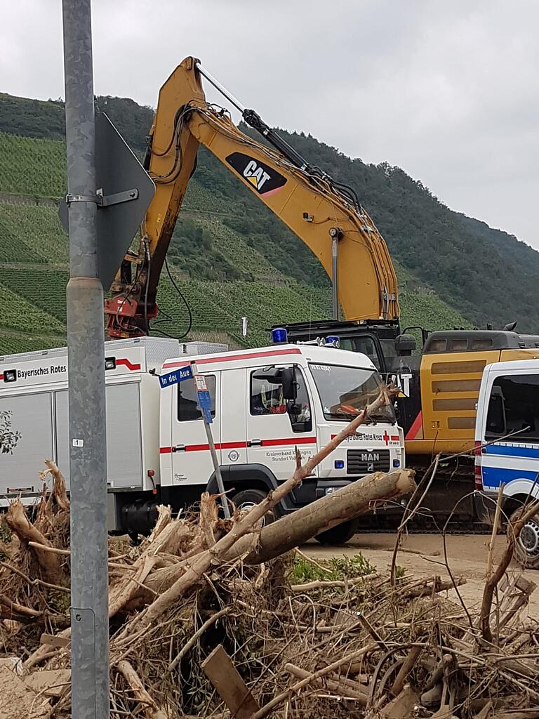 Der Geräte-Lkw des Kitzinger BRK hat auf einer Anhöhe des Katastrophengebietes in Rheinland-Pfalz Stellung bezogen. Der Geräte-Lkw des Kitzinger BRK hat auf einer Anhöhe des Katastrophengebietes in Rheinland-Pfalz Stellung bezogen.