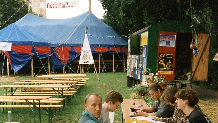 Das Theater im Zelt war eine der frühen Veranstaltungen der Disharmonie. Das Theater im Zelt war eine der frühen Veranstaltungen der Disharmonie.