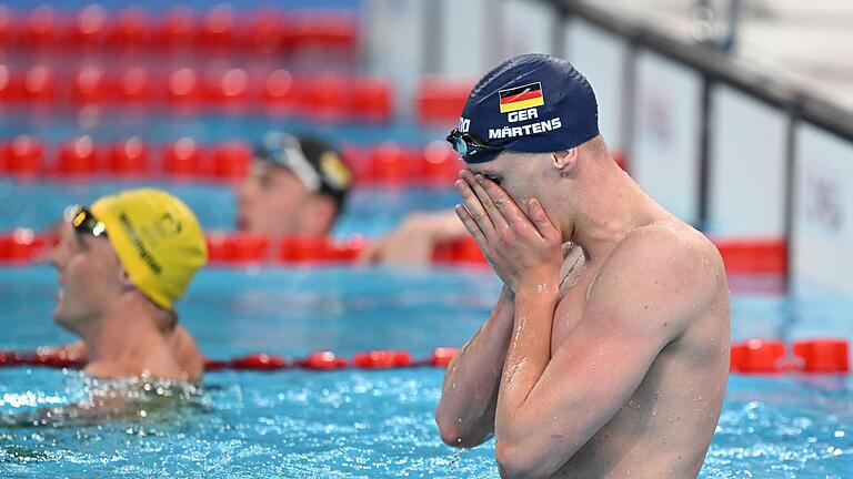 Paris 2024 - Schwimmen       -  Lukas Märtens freut sich über seinen Olympiasieg - viel gefeiert hat er aber nicht.