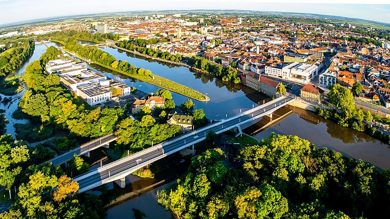 Die Diskussion, ob es sinnvoll ist, die Maxbrücke abzureißen und neu zu bauen oder lieber eine dritte Mainbrücke zu bauen, ist nach einer Podiumsdiskussion von IHK und Handelsverband in Schweinfurt wieder neu entflammt.