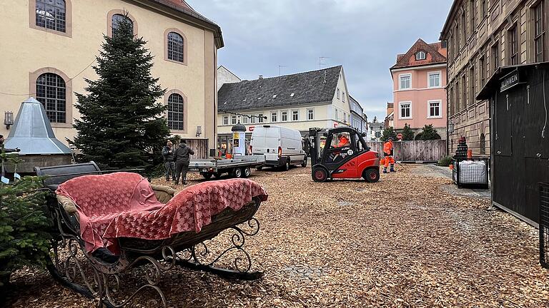 Abbau Winter-Plaza       -  Die 'Winter-Plaza' fand fast vier Wochen auf dem Rathausplatz in Bad Kissingen statt.