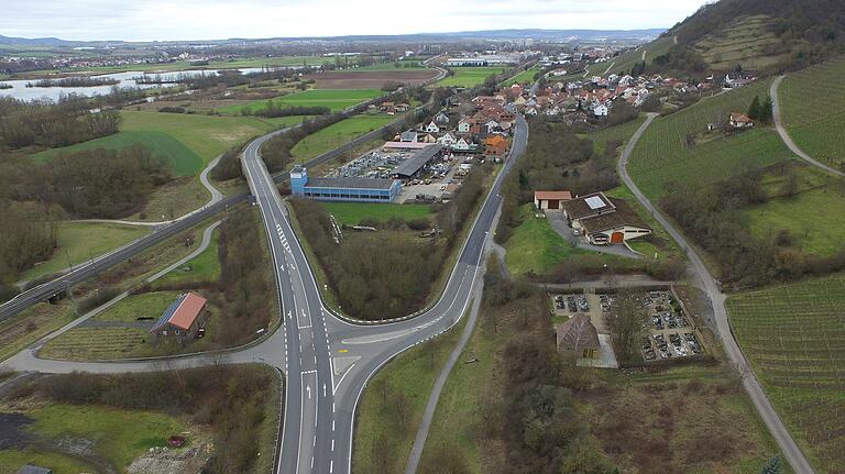 Aus Richtung Ebelsbach kommend gabelt sich die Straße. Rechts geht es durch die Ortschaften Ziegelanger und Zeil, links auf die Entlastungsstraße. An der Verkehrsführung ändert sich nichts, aber die Zuständigkeiten für die beiden Straßen werden getauscht.