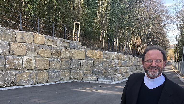 Pfarrer Josef Treutlein auf der von der Stadt Würzburg mit mächtigen Steinen gebauten barrierefreien Zufahrt über den Spittelbergweg zur Rückseite des Käppele.