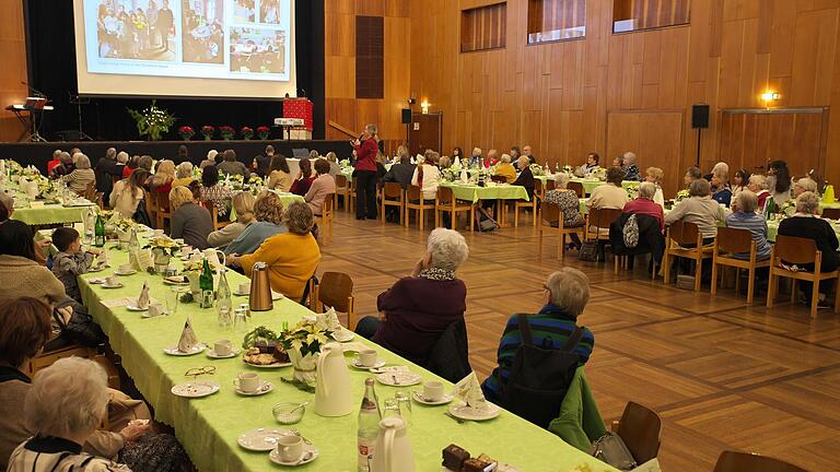 Mit einer Präsentation blickte die Vorsitzende des Evangelischen Frauenbunds Schweinfurt e.V., Clivia Haaf, auf die zurückliegenden Aktivitäten zurück.