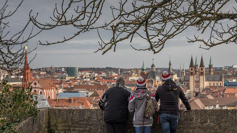 Er sucht seinesgleichen, der Blick vom Festungsberg auf die Würzburger Altstadt. Hinter der Kurstadt Bad Kissingen liegt Würzburg bei den Gästeübernachtungen in Mainfranken auf Platz zwei. Er sucht seinesgleichen, der Blick vom Festungsberg auf die Würzburger Altstadt. Hinter der Kurstadt Bad Kissingen liegt Würzburg bei den Gästeübernachtungen in Mainfranken auf Platz zwei.