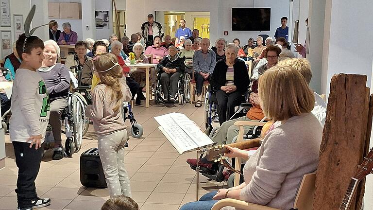 In die Rolle von Kuckuck und Esel schlüpften die Leo-Weismantel-Schüler beim Singen im Kreisseniorenzentrum in Gemünden.