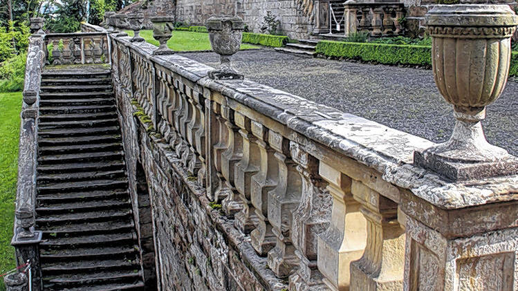 Die Terrasse: Balustrade und Vasen.