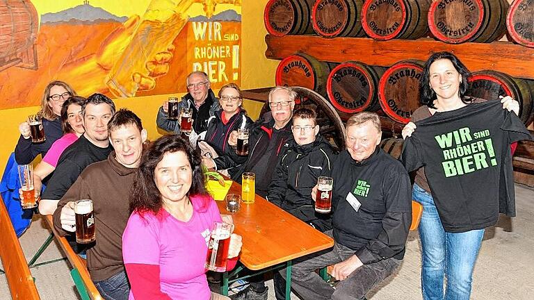 Ein Hoch auf das Rhöner Bier: Auf die Zukunft dieses einheimischen Kulturguts tranken die Teilnehmer an der Fahrradtour auf dem Bierradweg in Oberstreus Brauhausschenke.