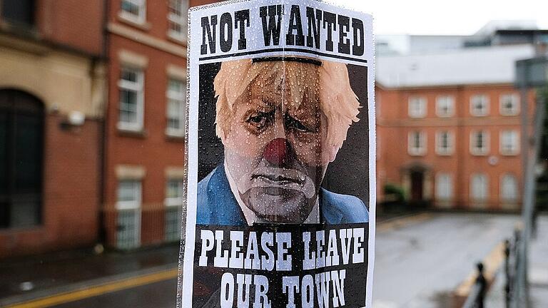 ***BESTPIX*** Shut Down The Tories Protest       -  Noch bis Mittwoch tagen die Tories in Manchester. Vor allem ihr Premierminister Boris Johnson ist dort nicht sonderlich willkommen &ndash; er möge bitte die Stadt verlassen, steht etwa auf diesem Plakat.