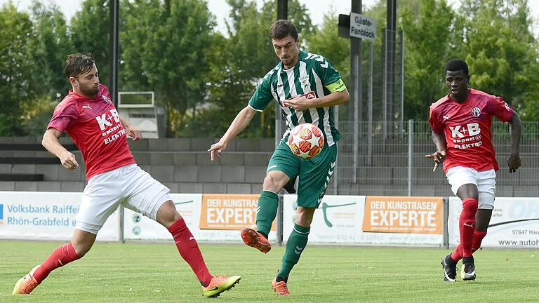 Beim letzten Gastspiel des ASV Cham in Großbardorf erzielte Stefan Piecha (Mitte) den Treffer zum 4:1-Endstand. Am Samstag wollen die Grabfeld-Gallier auch ohne ihren ehemaligen Mitspieler erneut dreifach punkten.