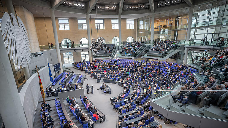 KINA - Der Bundestag ist zu voll.jpeg       -  Der Bundestag soll verkleinert werden.
