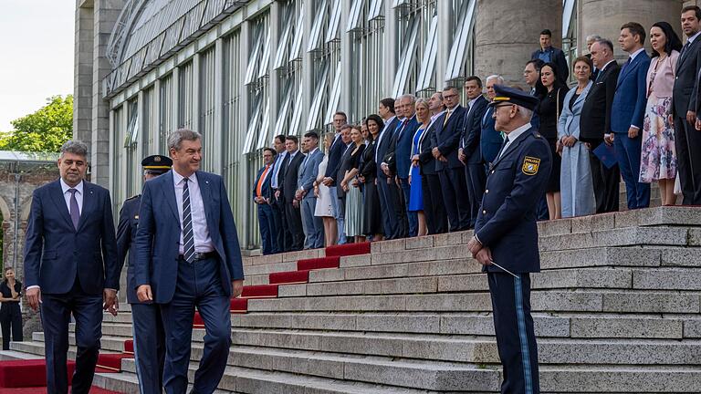 Gemeinsame Kabinettssitzung Bayern - Rumänien - Markus Söder (r, CSU) begrüßt den rumänischen Premierminister Marcel Ciolacu vor der Bayerischen Staatskanzlei. Gemeinsame Kabinettssitzung Bayern - Rumänien - Markus Söder (r, CSU) begrüßt den rumänischen Premierminister Marcel Ciolacu vor der Bayerischen Staatskanzlei.