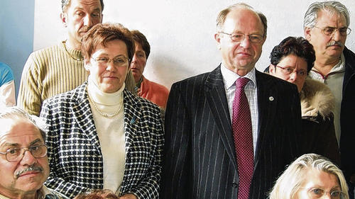 Robert Kremling und seine Frau Dietlinde bemühen sich um Fassung und verlassen nach dem Losentscheid den Sitzungssaal. Traurige Gesichter um sie herum zeigen hingegen Enttäuschung. Robert Kremling und seine Frau Dietlinde bemühen sich um Fassung und verlassen nach dem Losentscheid den Sitzungssaal. Traurige Gesichter um sie herum zeigen hingegen Enttäuschung.