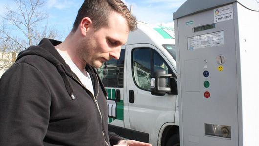 Björn Assel tippt sein Kennzeichen und die gewünschte Parkdauer in sein Smartphone.  Foto: Robert Huger       -  Björn Assel tippt sein Kennzeichen und die gewünschte Parkdauer in sein Smartphone.  Foto: Robert Huger