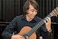 Hommage an die neue spanische Gitarrenschule: Luca Craciunescu begeisterte die Zuhörer beim Konzertabend der Neigungsgruppe Musik am Matthias-Grünewald-Gymnasium.