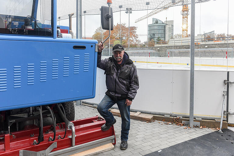 Der Mann, der seit 1993 fürs Eisvergnügen auf der Bahn sorgt: Eismeister Walter Huter. Der Mann, der seit 1993 fürs Eisvergnügen auf der Bahn sorgt: Eismeister Walter Huter.