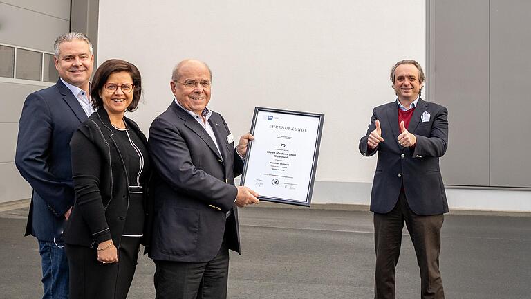 André Göpfert (von links), Geschäftsführer, Esther Göpfert, Geschäftsführerin, Karl F. Göpfert, Geschäftsführer und Radu Ferendino, Bereichsleiter Kommunikation der IHK Würzburg-Schweinfurt.