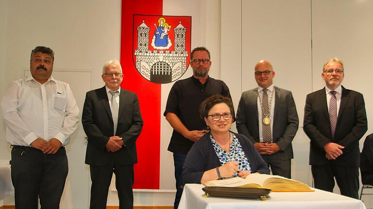 Ins Goldene Buch der Stadt Münnerstadt trugen sich am Sonntag verabschiedete und geehrte Stadträte ein. Vorne sitzend Rita Schmitt, (hinten v.l.) Georg Heymann, Hubert Holzheimer, Ralf Verholen, Bürgermeister Michael Kastl sowie Thomas Meckel. - Ins Goldene Buch der Stadt Münnerstadt trugen sich am Sonntag verabschiedete und geehrte Stadträte ein. Vorne sitzend Rita Schmitt, (hinten v.l.) Georg Heymann, Hubert Holzheimer, Ralf Verholen, Bürgermeister Michael Kastl sowie Thomas Meckel. Ins Goldene Buch der Stadt Münnerstadt trugen sich am Sonntag verabschiedete und geehrte Stadträte ein. Vorne sitzend Rita Schmitt, (hinten v.l.) Georg Heymann, Hubert Holzheimer, Ralf Verholen, Bürgermeister Michael Kastl sowie Thomas Meckel. - Ins Goldene Buch der Stadt Münnerstadt trugen sich am Sonntag verabschiedete und geehrte Stadträte ein. Vorne sitzend Rita Schmitt, (hinten v.l.) Georg Heymann, Hubert Holzheimer, Ralf Verholen, Bürgermeister Michael Kastl sowie Thomas Meckel.