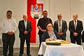 Ins Goldene Buch der Stadt Münnerstadt trugen sich am Sonntag verabschiedete und geehrte Stadträte ein. Vorne sitzend Rita Schmitt, (hinten v.l.) Georg Heymann, Hubert Holzheimer, Ralf Verholen, Bürgermeister Michael Kastl sowie Thomas Meckel.       -  Ins Goldene Buch der Stadt Münnerstadt trugen sich am Sonntag verabschiedete und geehrte Stadträte ein. Vorne sitzend Rita Schmitt, (hinten v.l.) Georg Heymann, Hubert Holzheimer, Ralf Verholen, Bürgermeister Michael Kastl sowie Thomas Meckel.