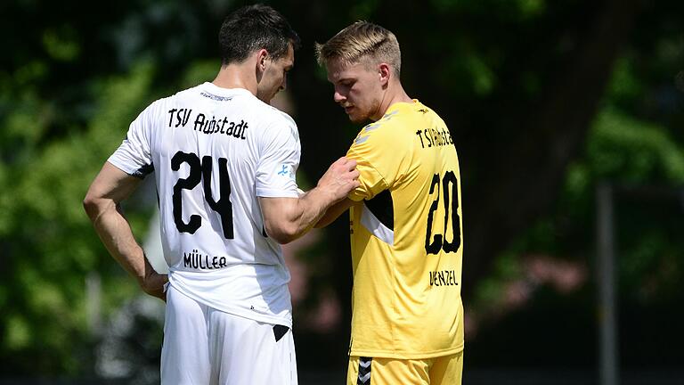 Lukas Wenzel (rechts, daneben Ben Müller) hütete gegen den FC Augsburg II das Tor des TSV Aubstadt. Lukas Wenzel (rechts, daneben Ben Müller) hütete gegen den FC Augsburg II das Tor des TSV Aubstadt.