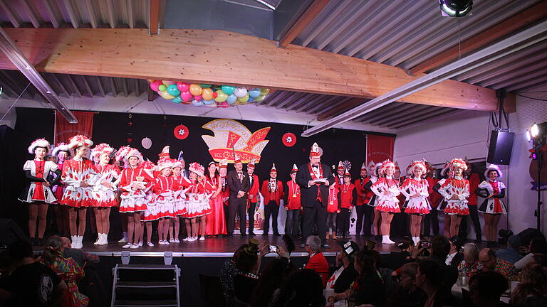 Bis kurz nach Mitternacht dauerte die Prunksitzung des Retzbacher Carnevalsclub und begeisterte mit Tänzen, Musik und Bütten.