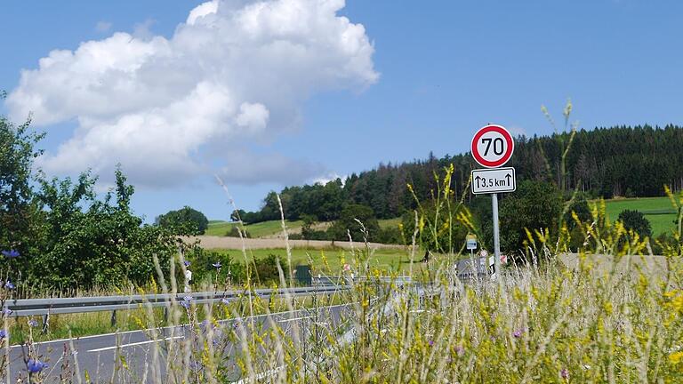Aus Sicherheitsgründen ist das erlaubte Tempo auf diesem Teilstück auf 70 km/h beschränkt. - Aus Sicherheitsgründen ist das erlaubte Tempo auf diesem Teilstück auf 70 km/h beschränkt. Aus Sicherheitsgründen ist das erlaubte Tempo auf diesem Teilstück auf 70 km/h beschränkt. - Aus Sicherheitsgründen ist das erlaubte Tempo auf diesem Teilstück auf 70 km/h beschränkt.