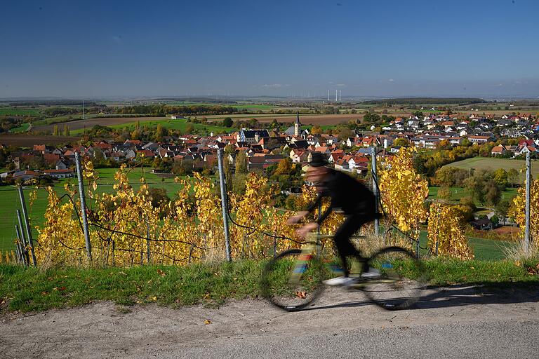 Erster Berg geschafft! Die Aussicht von der Nothelfer Kapelle rechtfertigt jeden Tropfen Schweiß. Vom Geiersknuck hat man einen wunderbaren Blick auf Oberschwarzach. Erster Berg geschafft! Die Aussicht von der Nothelfer Kapelle rechtfertigt jeden Tropfen Schweiß. Vom Geiersknuck hat man einen wunderbaren Blick auf Oberschwarzach.