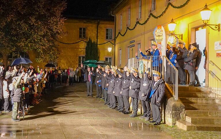 Veitshöchheim und den VCC immer wieder mit  einem dreifach donnernden Helau hochleben ließ das Narrenvolk bei der Faschingseröffnung am 11.11. 19.11 Uhr im Rathaushof vor dem Eingang zum Clubheim.