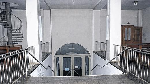 Nicht behindertengerecht: Wer in den Gottesraum muss Treppen überwinden.