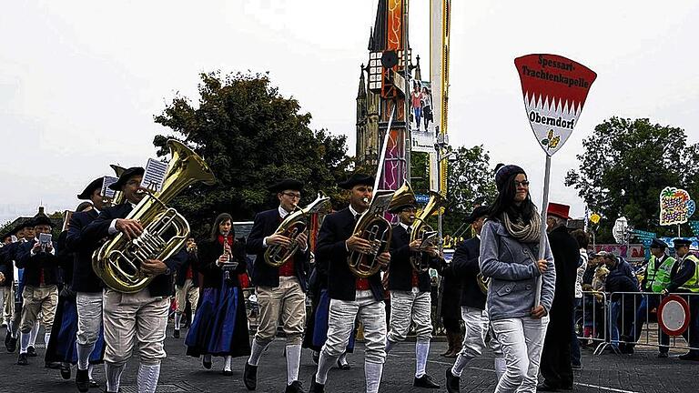 Voranmarschiert: die Spessart-Trachtenkapelle beim großen Festumzug in Sittard.