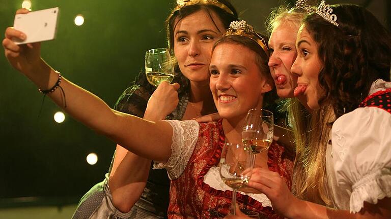 In der Welt des Weinadels geht es alles andere als todernst zu: Silena Werner schießt auf dem Volkacher Weinfest ein Selfie mit ihren Amtskolleginnen.