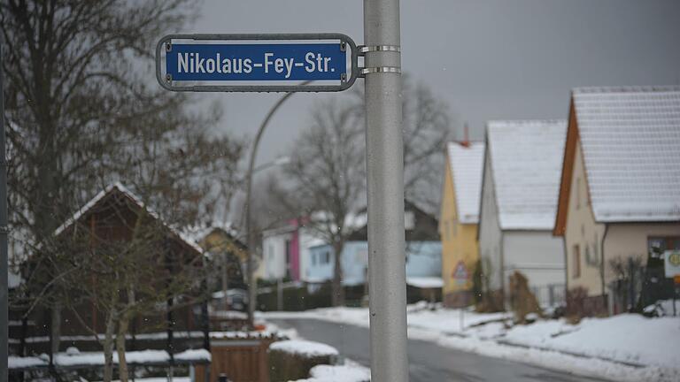 Der Heimatdichter Nikolaus Fey sei nicht als Namenspatron für Straßenschilder geeignet, findet eine Würzburger Kommission. In Bad Kissingen, das im Stadtteil Albertshausen eine Nikolaus-Fey-Straße hat,&nbsp; ist die Diskussion darüber noch nicht angekommen.