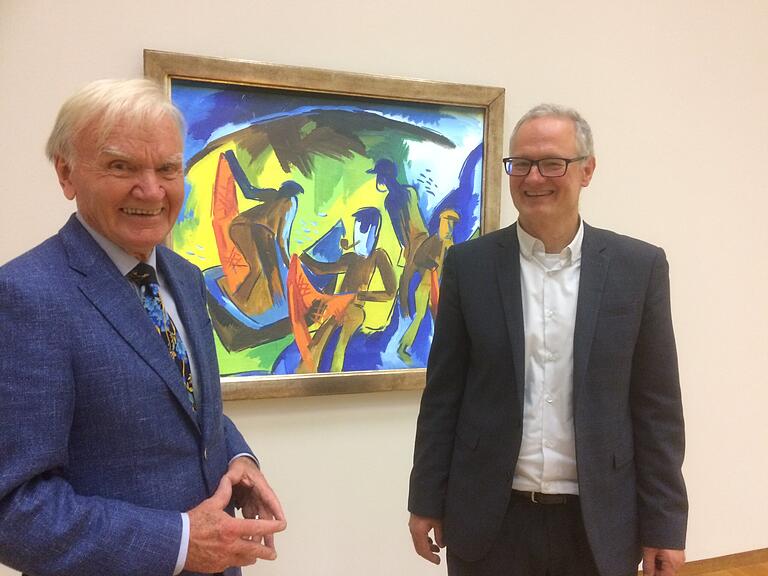 Der Würzburger Sammler Hermann Gerlinger (links) und Museumsdirektor Daniel J. Schreiber 2017 im Buchheim Museum. Im Hintergrund ist Karl Schmidt-Rottluffs Ölgemälde 'Fischer mit Netzen' zu sehen.