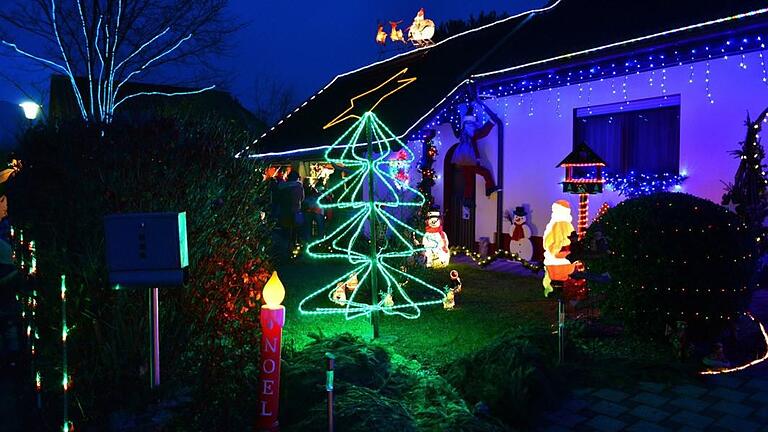 Wenn es dunkel wird, leuchtet das Weihnachtshaus der Familie Mack in Mellrichstadt (Archivfoto).