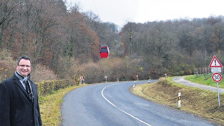 So wie auf unserer Fotomontage könnte sie aussehen &ndash; die Seilbahn, die auf den Schwanberg führt. Der Rödelseer Bürgermeister Burkhard Klein hofft auf die Verwirklichung seiner Idee.