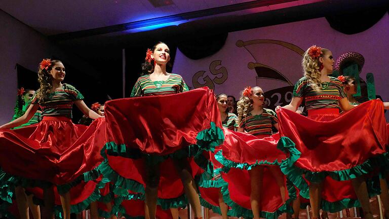 Höhepunkt auf der Tanzbühne war der Showtanz der Großen FGS-Garde 'Musketiere' mit ihrem Tanz 'Viva Mexico'. Foto: Gerd Schaar       -  Höhepunkt auf der Tanzbühne war der Showtanz der Großen FGS-Garde 'Musketiere' mit ihrem Tanz 'Viva Mexico'. Foto: Gerd Schaar