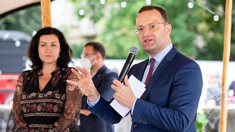 Bundesgesundheitsminister Jens Spahn (CDU) hat sich am Sonntag am Stadtstrand in Bad Kissingen gemeinsam mit Digital-Staatsministerin Dorothee Bär (CSU) den Fragen der Bürgerinnen und Bürger gestellt.