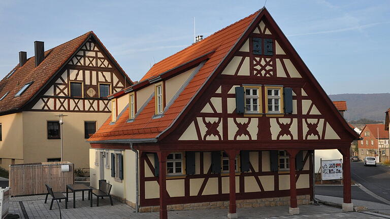 Im Bereich der Alten Schmiede in Happertshausen soll ein Trinkbrunnen aufgestellt werden.