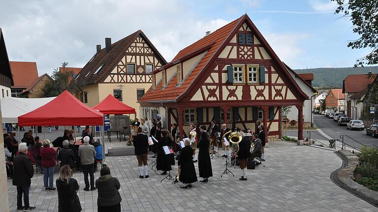 Der Dorfplatz von Happertshausen mit der Alten Schmiede wurde neu gestaltet.