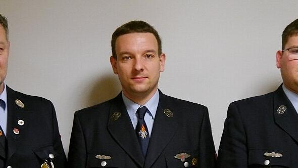 bru-bto-ffw schondra P1060682 - Die neue Führung des Feuerwehrvereins setzt sich zusammen aus (von links) den beiden gleichberechtigten Stellvertretern Rainer Förg und Marco Schaab und dem neugewählten 1. Vorsitzenden Matthias Müller. bru-bto-ffw schondra P1060682 - Die neue Führung des Feuerwehrvereins setzt sich zusammen aus (von links) den beiden gleichberechtigten Stellvertretern Rainer Förg und Marco Schaab und dem neugewählten 1. Vorsitzenden Matthias Müller.