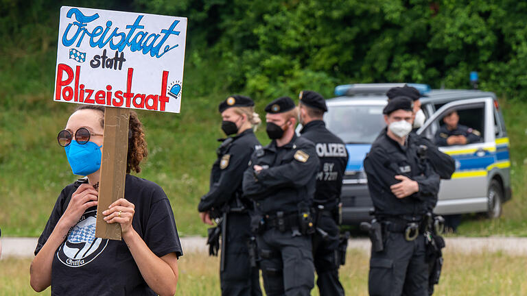 dpa_5FAD9C009433CF91.jpg       -  Gegen das Polizeiaufgabengesetz (PAG) demonstrierten in der Vergangenheit schon viele Menschen. Am Mittwoch ist dazu ein wichtiger Gerichtsbeschluss gefallen.