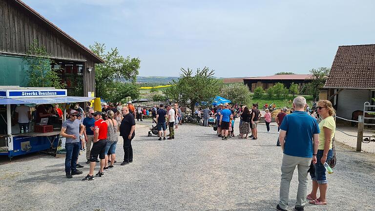 Das „Hoffest“ von Christof Herbert bewog Hunderte von Menschen am 1. Mai zum Besuch des kleinen Weilers Querbachshof.